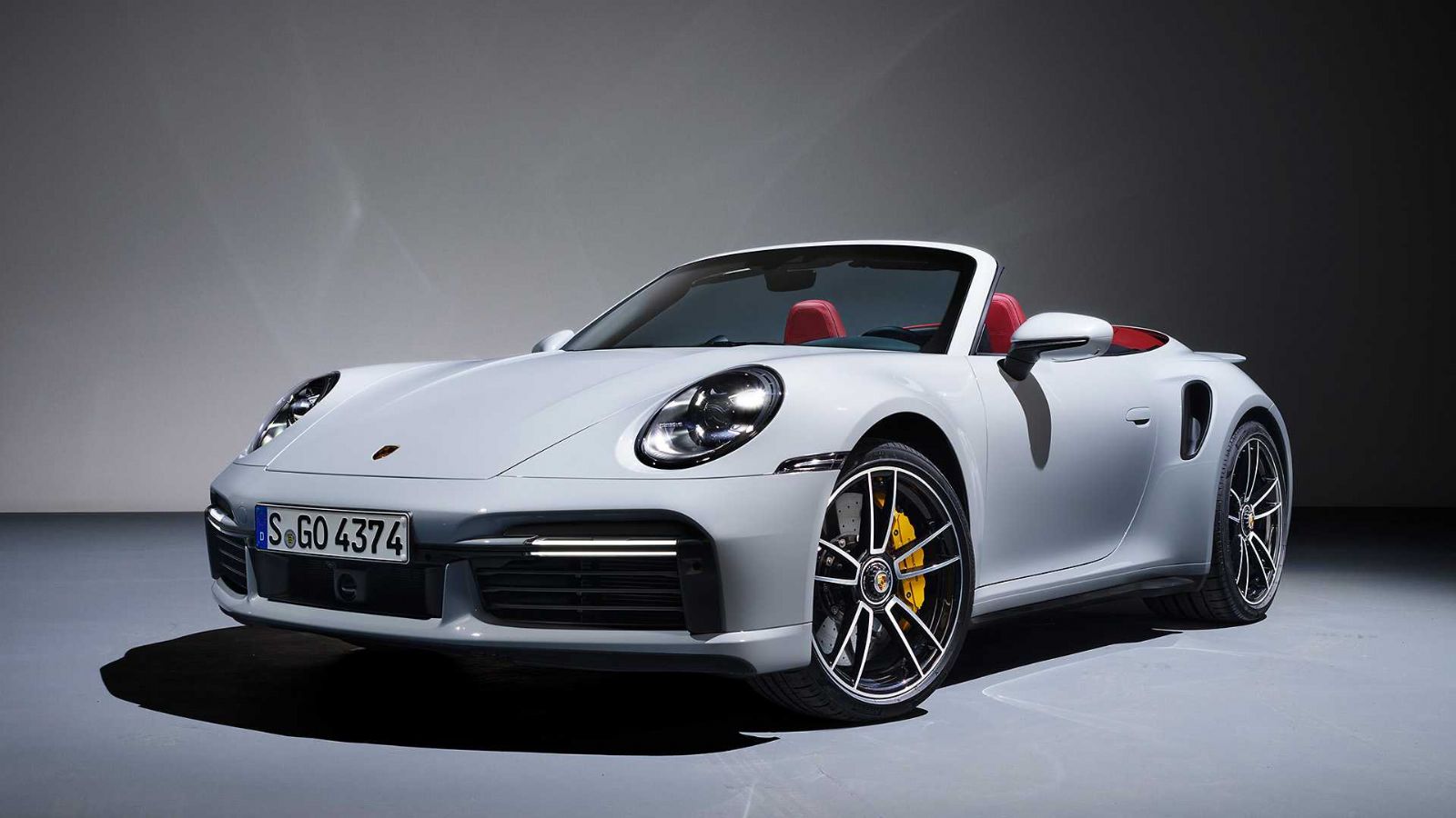 Η 911 Turbo S κουπέ στη Γερμανία κοστίζει 216.396 ευρώ , ενώ η κάμπριο έκδοση σε 229.962 ευρώ.  